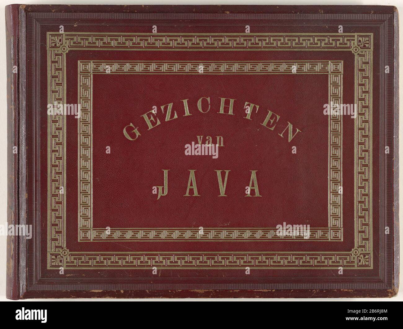 Gezichten van Java Album mit roter Lederbindung, glatter Wirbelsäule und geprägten Dekorationen vorne und hinten. Rechteckiges Zierband mit geometrischen Figuren; Dekorationen und Aufschrift "Gesichter von Java" auf der Vorderseite in Gold geprägt. Vorder- und Hinterblätter aus weißem Hochglanzpapier mit horizontaler Wellenstruktur. Das Album enthält 25 weiße Blätter mit dicken, vergoldeten Kanten, insgesamt 75 Bilder. Jedes Blatt hat auf der Vorderseite ein großes Bild und auf der Rückseite zwei kleine Bilder. Bilder auf dem Gesamtbild: Gebäude, Straßenszenen, Wassergesichter (am Kai usw.) und Landschaften in Java und besonders in und arou Stockfoto