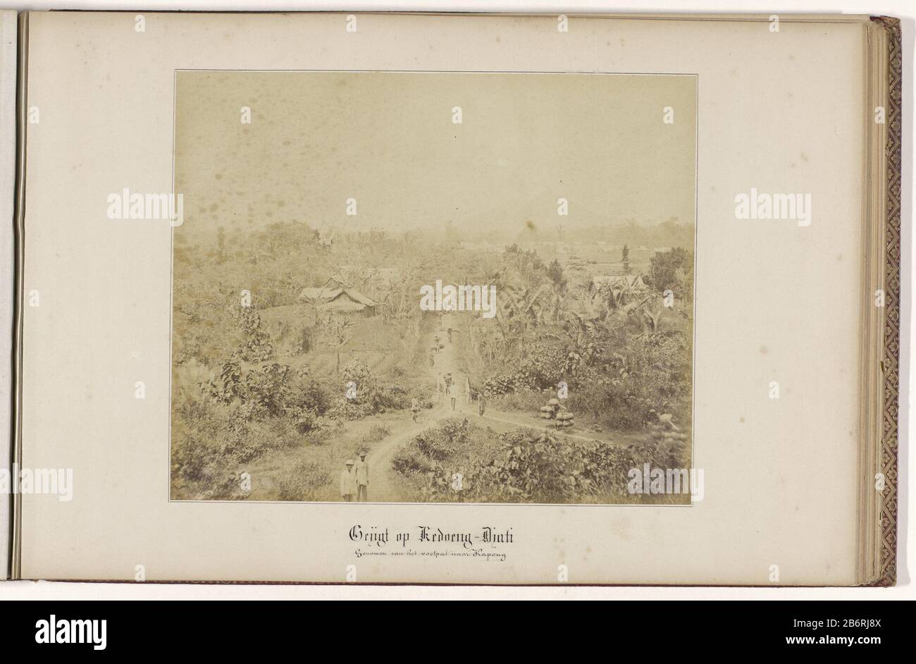 Gezigt bij Kedoeng-Djati Genomen van het voetpat naar Kapong (titel op object) Gesicht am Standort Kedoeng-Djatti mit Trägern und Dorfbewohnern auf einem Fußweg. Album Leaf mit eingefügten Fotos, Teil Fotoalbum über den Bau der Eisenbahn Semarang - Kedoeng Djattie (Kedungjati) auf Java im Jahr 1865. Hersteller : Fotograf: Carl Emanuel Friedrich lang (börsennotiertes Objekt) Herstellung: Java Datum: Jan 1865 - März -1865 Physische Merkmale: Albumindruckmaterial: Papierkartontechnik: Albumin Druckabmessungen: Foto: H 230 mm × W 280 mmblad: H 305 mm × W 450 mm Datum: 1860 - 1875 Stockfoto