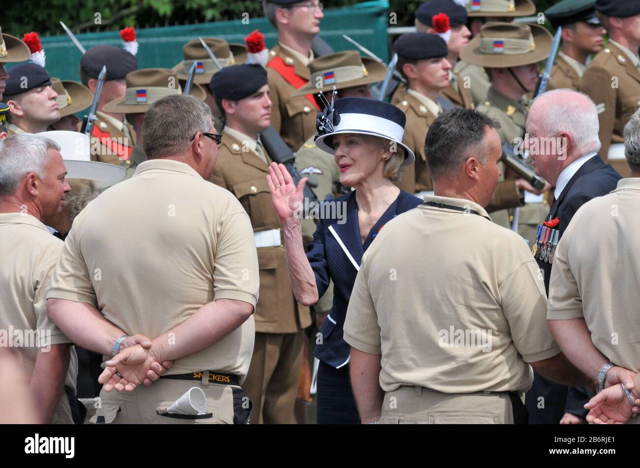 Fromelles, Frankreich. Juli 2010. Die australische Gouverneurin General Her Excellency QUENTIN BRYCE bei der Reinterstellung des Unknown Soldier (WWI) Pheasant Wood, Fromelles France Credit: Jayne Russell/ZUMA Wire/Alamy Live News Stockfoto