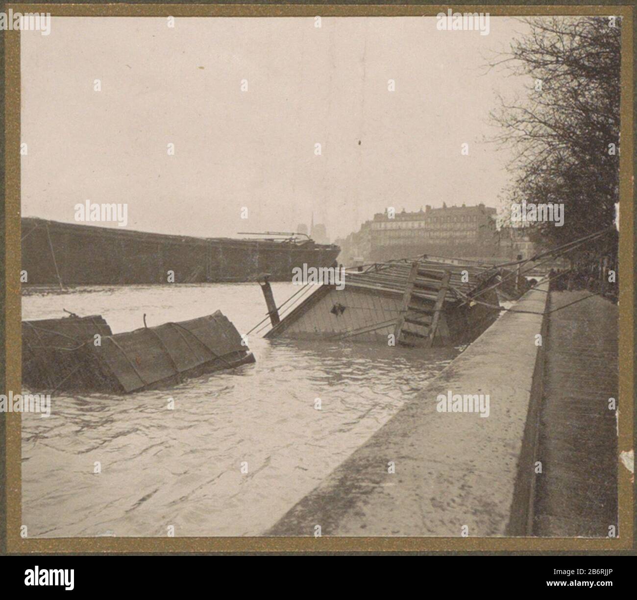 Gezonken boot aan de seine-oever tijdens de overstroming van Parijs Onderdeel van fotoalbum overstroming Parijs en voorsteden 1910. Hersteller : fotograaf: G. DangereuxPlaats Herstellung: Parijs dating: Jan-1910 Physische Kenmerken: Matt daglichtcollodiumzilverdruk platinagetoond Material: Fotopapier Techniek: Matt daglichtcollodiumzilverdruk Abmessungen: H 52 mm × b 59 mm Betreff: Flut, whassage + Kai ( Abbildungen) Stockfoto