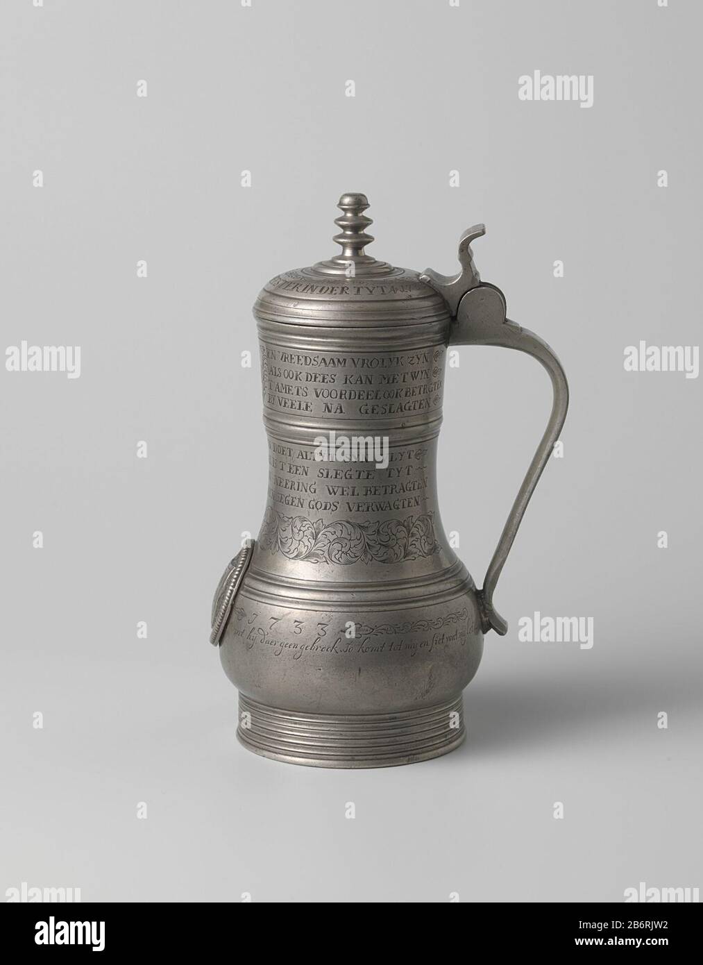Gildekan van tin traf deksel en opschrift Kruik van tin, van het bakkersgilde. De voet is versierd met geprofileerde banden. Daarboven de balustervormige kruik met opschrift en een opliggend medaillon met een wapen. De bovenzijde wordt afgesloten met een gewelfd deksel met een knop. De eenvoudige duimrost loopt via een dubbelkakig scharnier over in het handvat, dat onderaan iets naar buiten krault. Hersteller : Tonnegeter: Johannes RethyPlaats Herstellung: Nijmegen dating: CA. 1733 Material: Tin Techniek: Gieten / draaiend bewerken / graveren (inkerven) / ciseleren Abmessungen: H 26,0 cm. × d Stockfoto