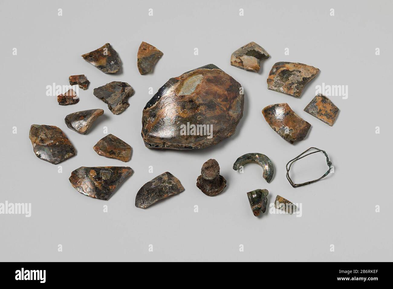 Drie glasscherven van de hals van een groene wijnfles met losse kurk en koperdraad. Vijftien scherven van de bodem en buik van wijnflessen. Hersteller : Glasblazer: Aus dem Jahr 1700 - 1735 Material: Groen Glas kurz ijzerdraad Abmessungen: H 2,6 cm. (Grootste) × b 8,5 cm. × d 5,8 cm. × h 1,3 cm. (Kleine) × b 1,7 cm. × d 0,3 cm. Datum: 1729 - 1735wie: Verenigde Oostindische Compagnie't Vliegend-hart (schip) Stockfoto