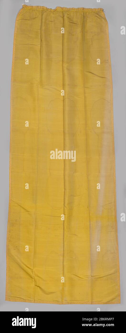Gordijn, geel, afgezet met passement met palmetten en gebogen lint Geelzijden ongevoerd gordijn, afgezet met zijden passement met palmetten en gebogen lint. Aan de bovenkant een gefronst hoofdje. Aan de bovenzijde aan de achterkant linnen Band met koperen ringen. Aan elk van de buitenste ringen koordjes. Horend bij inv.NR. BK 1980-776a,c,d. Hersteller : AnoniemPlaats Herstellung: Noordelijke Nederlanden dating: 170-16 Material: Zijde Abmessungen: H 394,0 cm. × b 155,0 cm. Stockfoto
