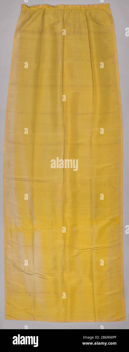Gordijn, geel, afgezet met passement met palmetten en gebogen lint Geelzijden ongevoerd gordijn, afgezet met zijden passement met palmetten en gebogen lint. Aan de bovenkant een gefronst hoofdje. Aan de bovenzijde aan de achterkant linnen Band met koperen ringen. Aan elk van de buitenste ringen koordjes. Horend bij BK 1980-776b,c,d. Hersteller : AnoniemPlaats Herstellung: Noordelijke Nederlanden dating: 170-16 Material: Zijde Abmessungen: H 394,0 cm. × b 155,0 cm. Stockfoto