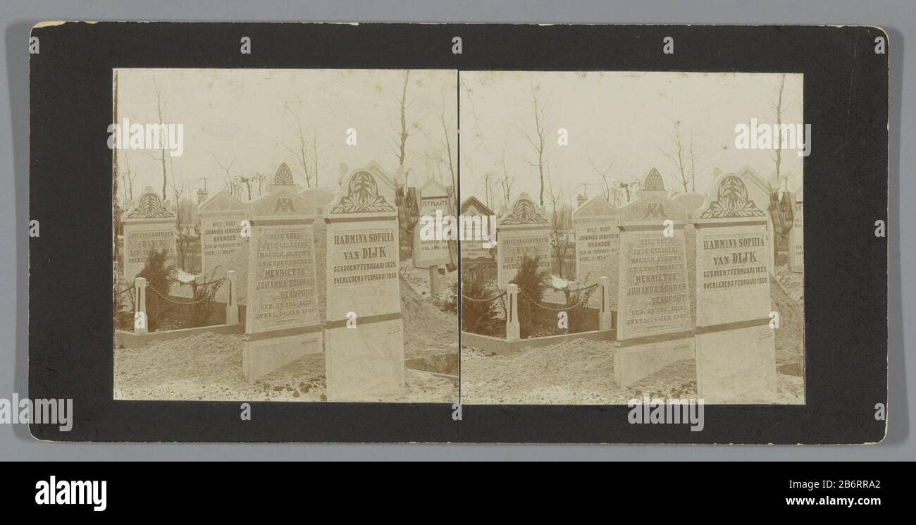 Graven op een begraafplaats Graves on a begraafplaats. Physikalische Eigenschaften: Albumin Druckmaterial: Papier Fotopapier, Pappe Technik: Albumin Druckabmessungen: Bild: H 70 mm × W 144 mm Stockfoto