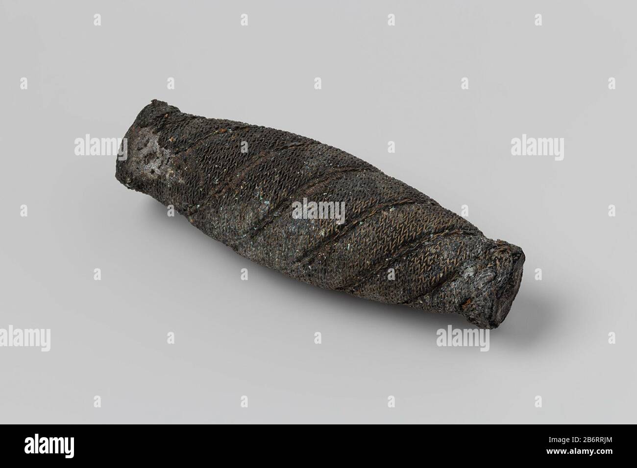 Greep van een gevest van een Blank wapen bestaande uit een ronde houten kern verkkend omwonden door tweestrengs koperdraad en één diagonale driestrengs koperdraad. Het koperdraad van deze greep is dof uitgeslagen. De greep ist rechthoekig uitgeboord. Hersteller: Zöpfe Herstellung: Middelburg dating: 1700 - 3-feb-1735 Material: Koper Ausmaße: H 9,8 cm. × d 3,3 cm. Datum: 1729 - 1735wie: Verenigde Oostindische Compagnie't Vliegend-hart (schip) Stockfoto