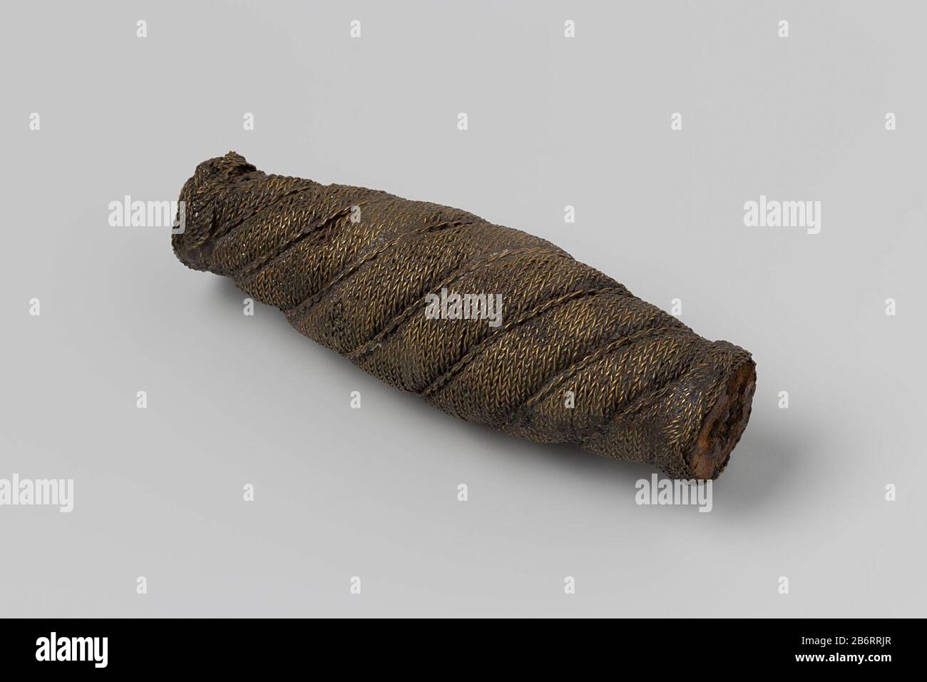 Greep van een gevest van een Blank wapen bestaande uit een ronde houten kern verkkend omwonden door driestrengs koperdraad en één diagonale tweestrens koperdraad. Van dit exemplaar glimt het koperdraad. De greep ist rechthoekig uitgeboord. Hersteller: Zöpfe Herstellung: Middelburg dating: 1700 - 3-feb-1735 Material: Koper Ausmaße: H 9,8 cm. × d 3,2 cm. Datum: 1729 - 1735wie: Verenigde Oostindische Compagnie't Vliegend-hart (schip) Stockfoto