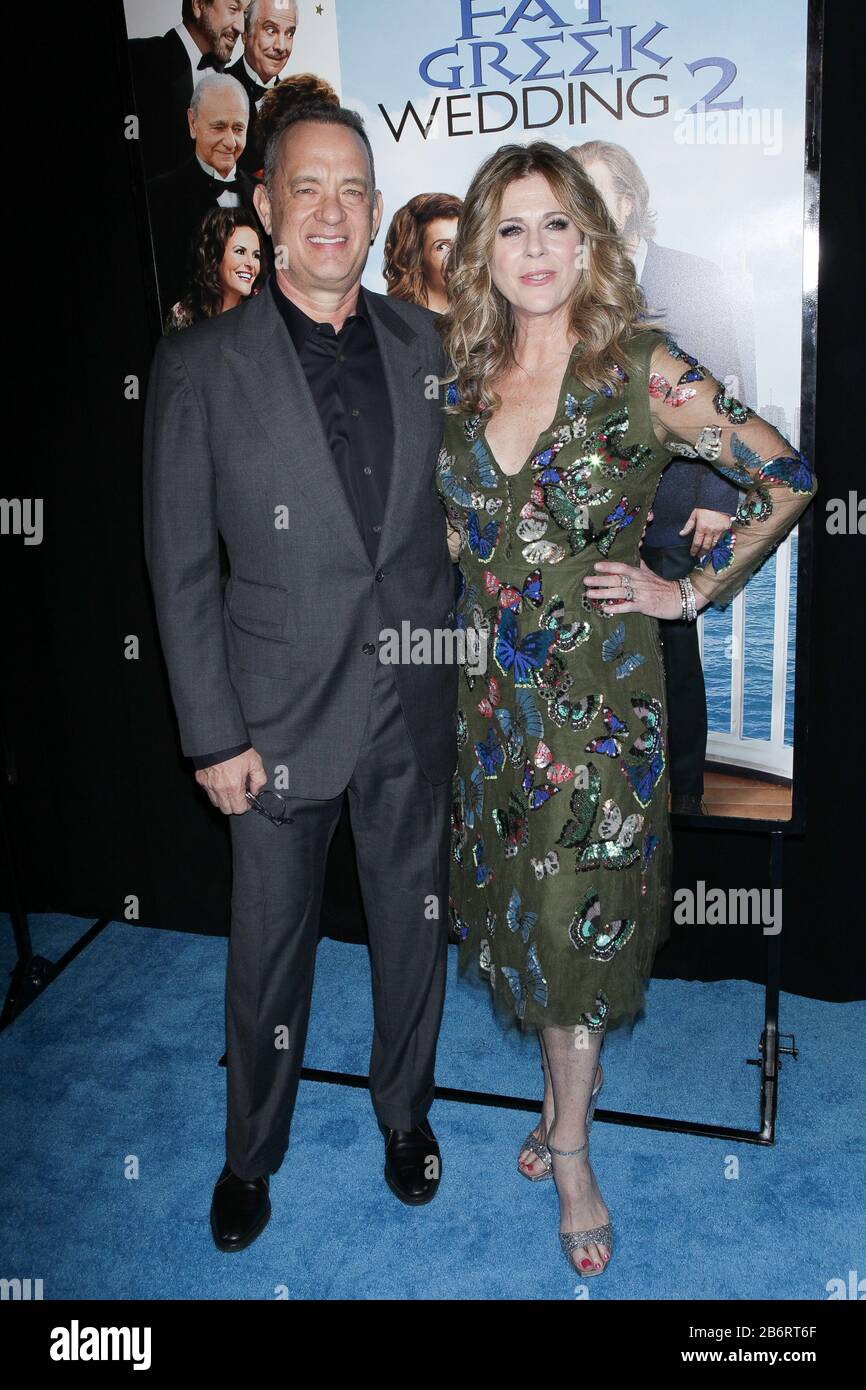 ***DATEIFOTO*** Tom Hanks und Rita Wilson Test Positiv Für Coronavirus*** NEW YORK, NY - 15. MÄRZ: Tom Hanks und Rita Wilson in der New Yorker Premiere "My Big Fat Greek Wedding 2" im AMC Loews Lincoln Square 13 Theater am 15. März 2016 in New York City. Kredit: Diego Corredor/MediaPunch Stockfoto