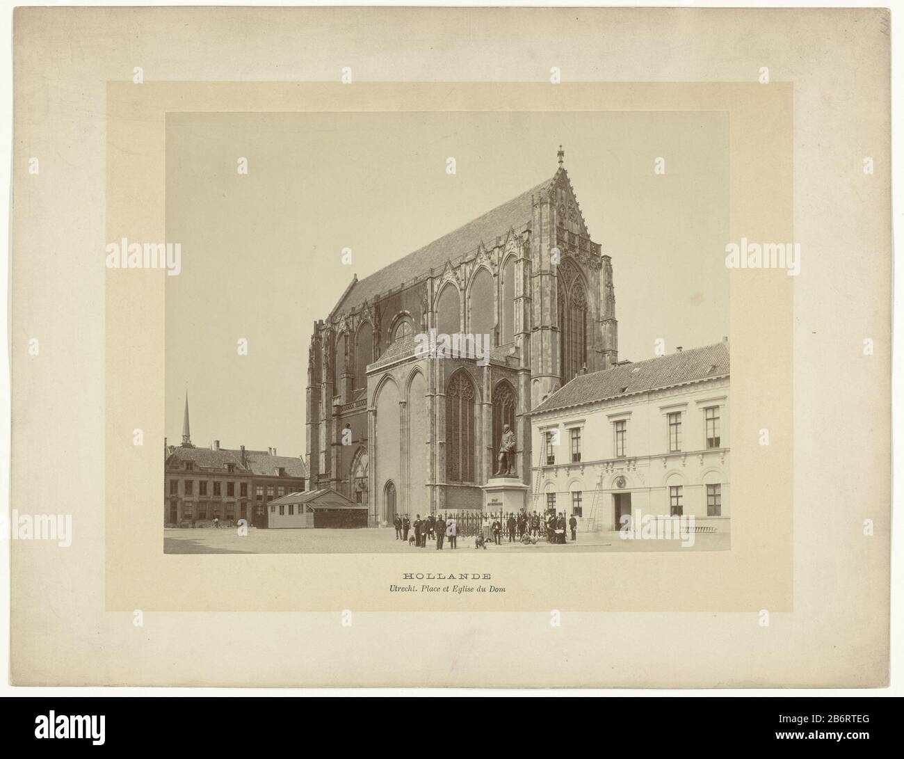 Groep mensen bij het beeld van Graaf Jan van Nassaus voor de Dom Kerk in Utrechter Hollande (serietitel) Personengruppe an der Statue des Graf Johannes von Nassau für die Domkirche in UtrechtHollande (Serientitel) Objektart: Fotos Artikelnummer: RP-F 00-64 Beschriftung / Marken: Titel, unten Mitte, gedruckt: "Hollande Utrechter. Ort et Eglise du Dom' Hersteller : Fotograf: Anonymer Ort Herstellung: Niederlande Datum: Nach 15-Okt-1883 Physische Merkmale: Albumin Druckmaterial: Papier Pappe Technik: Albumin Druckabmessungen: Foto: H 218 mm × W 283 mmblad: H 339 mm Stockfoto