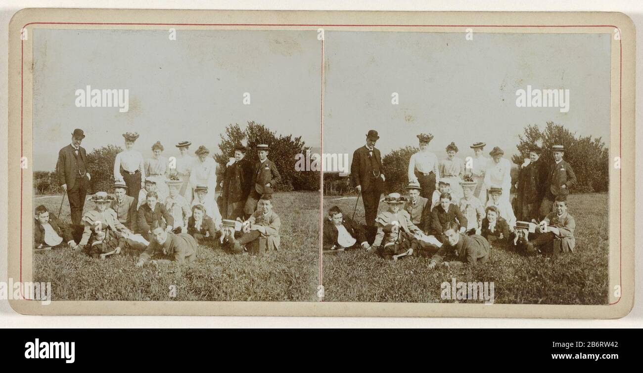 Groepsportret traf auf den anderen leden van de familiie Kessler Inselsberg Augustus 1903 (titel op object) Gruppenporträt einschließlich der Mitglieder der Familie Kessler Inselberg August 1903. (Titel-Objekt) Objektart: Stereobilie Artikelnummer: RP-F 2007-15-127 Hersteller: Fotograf: Geldolph Adriaan Kessler (möglich) Herstellung: Deutschland Datum: 1912 Physikalische Merkmale: Dollichtcollodiumzilverdruk Material: Papiertechnik: Dolchcollodiumzilverdruk Abmessungen: Blatt: H 80 mm × W 157 mm Stockfoto