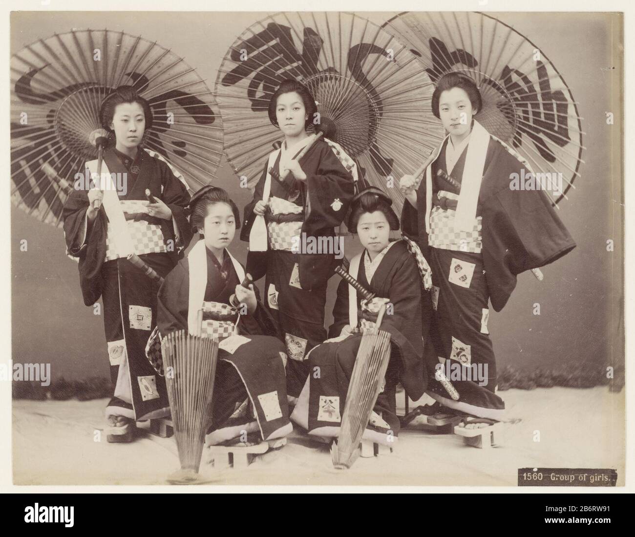 Groepsportret van Japanse vrouwen als Geishas 1560 Gruppe von Mädchen (titel op object) Gruppenporträt japanischer Frauen als Geishas1560 Gruppe von Mädchen (title object) Immobilientyp: Fotos Artikelnummer: RP-F00137 Hersteller: Fotograf: Anonymer Ort Herstellung: Japan Datum: 1880 - 1900 Physische Merkmale: Albumin Druckmaterial: Papiertechnik : Albumindruck Abmessungen: Bild: H 206 mm × W 265 mm Betreff: Anonyme historisch Porträtierte Personen in einer Gruppe, in einem Gruppenporträt - BB - Frau, wo: Japan Stockfoto