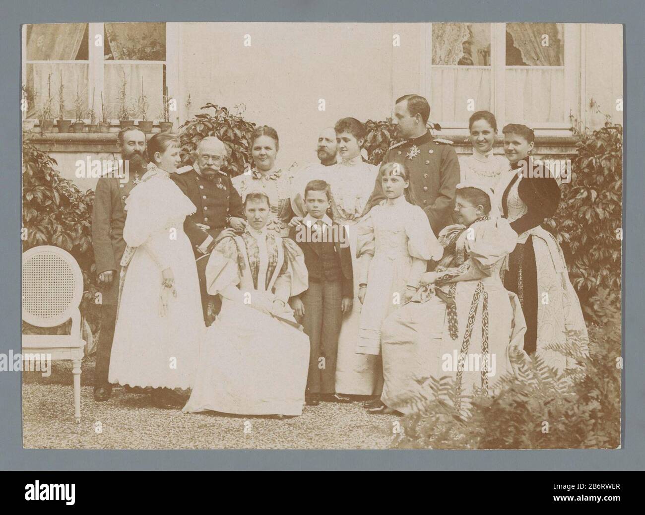 Groepsportret van de familiie van koningin-moeder Emma Gruppenporträt der Familie der Königin Emma Wilhelmina links stehend, und Emma sitzende Nachts. Hersteller : Fotograf: Anonymous Datum: CA . Abmessungen: H 98 mm × W 139 mm Betreff: Kopfzahnrad: Kappe Stockfoto