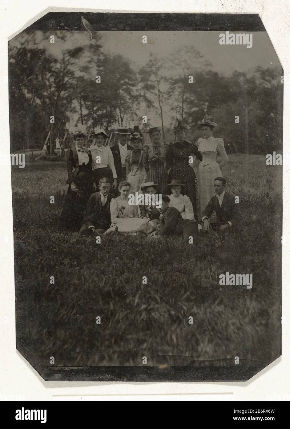 Groepsportret van negen vrouwen (onder wie Estelle Hopping) en vier mannen staand en zittend in het Gras Group Portrait of Nine Women (under Who: Estelle Hopping) and four men sitting and standing in the Grass object type: Picture Item Number: RP-F 2007 - 259 Inschriftliches / Brands: Anmerkung, auf Passe-Partout, geschrieben in Bleistift "Sept. 6.1892 / Estelle Hopping / stehend extreme Rechte" Hersteller: Fotograf: Anonymer Ort Herstellung: Vereinigte Staaten (möglich) Datum: 6. September 1892 Physische Merkmale: Fotopapier in Mat-Material: Metallpapiertechnik: Ferrotypie Abmessungen: 126 h mm × W 92 mm Stockfoto