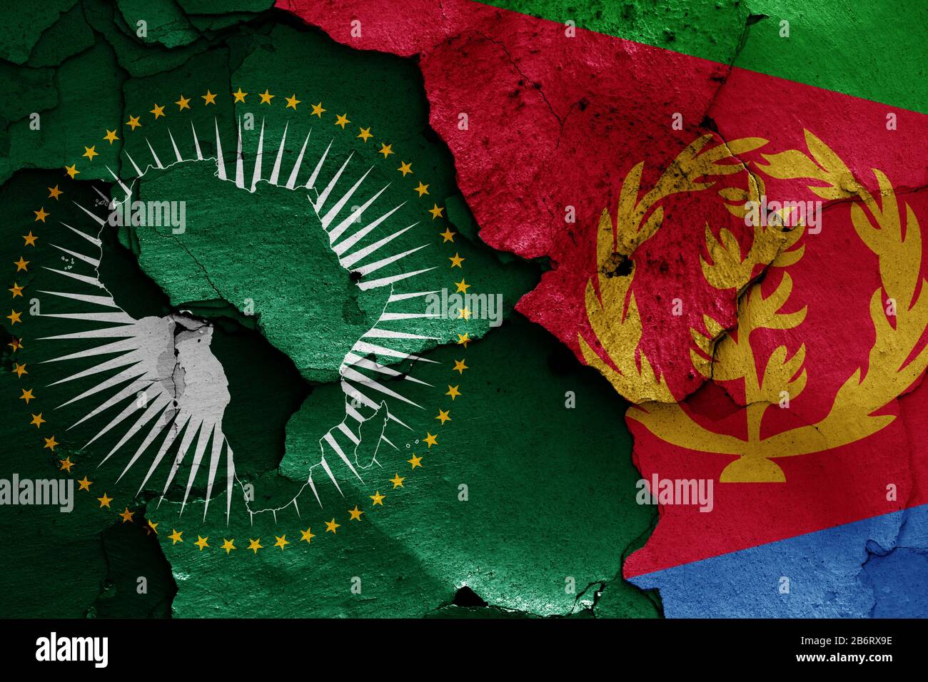 Flaggen der Afrikanischen Union und Eritreas malten auf eine gerissene Wand Stockfoto