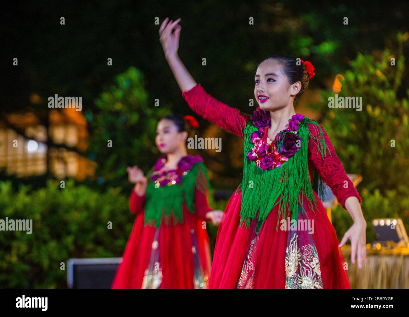 Tänzer treten auf der Bühne des Weihnachtsmarktes am Tap Seac Square in Macau auf Stockfoto