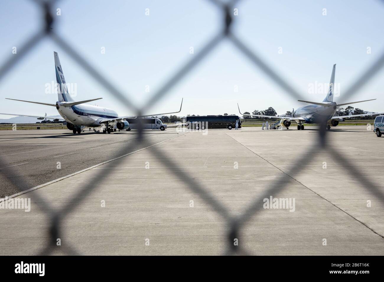 Oakland, Vereinigte Staaten. März 2020. Busse des Kreuzfahrtschiffs Grand Princess fliegen Passagiere ab, um am Mittwoch, den 11. März 2020, ein gechartertes Flugzeug am Oakland International Airport in Oakland, Kalifornien zu starten. Foto von Peter DaSilva/UPI Credit: UPI/Alamy Live News Stockfoto