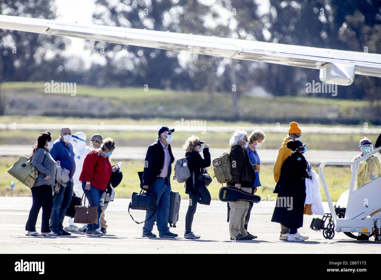 Oakland, Vereinigte Staaten. März 2020. Passagiere des Kreuzfahrtschiffs Grand Princess steigen am Mittwoch, den 11. März 2020, in ein gechartertes Flugzeug am Oakland International Airport in Oakland, Kalifornien ein. Foto von Peter DaSilva/UPI Credit: UPI/Alamy Live News Stockfoto
