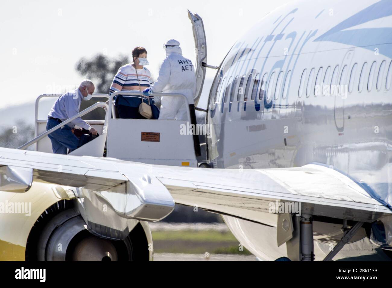 Oakland, Vereinigte Staaten. März 2020. Medizinisches Personal unterstützt Passagiere vom Kreuzfahrtschiff Grand Princess an Bord eines gecharterten Flugzeugs am Oakland International Airport in Oakland, Kalifornien am Mittwoch, 11. März 2020. Foto von Peter DaSilva/UPI Credit: UPI/Alamy Live News Stockfoto