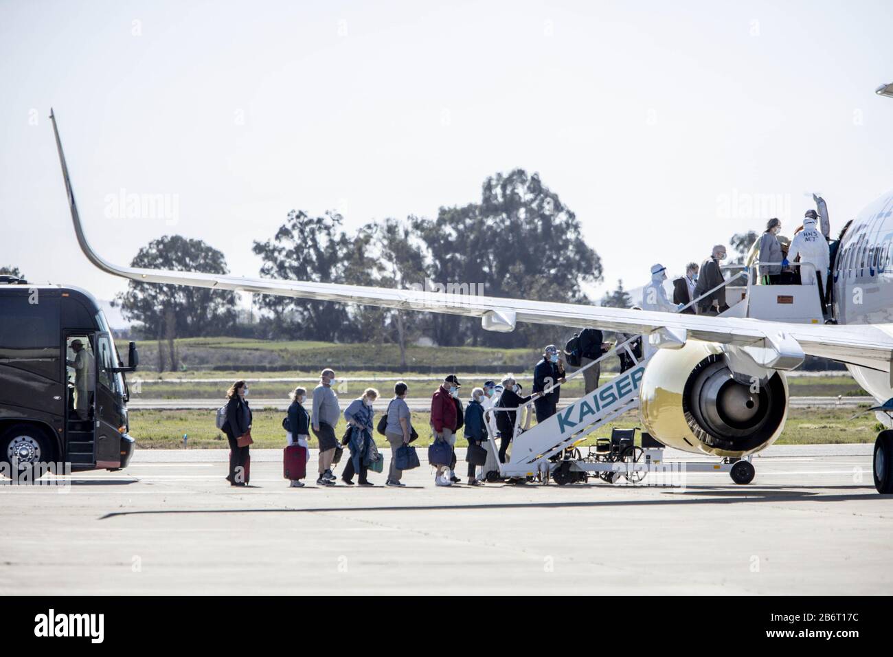 Oakland, Vereinigte Staaten. März 2020. Passagiere des Kreuzfahrtschiffs Grand Princess steigen am Mittwoch, den 11. März 2020, in ein gechartertes Flugzeug am Oakland International Airport in Oakland, Kalifornien ein. Foto von Peter DaSilva/UPI Credit: UPI/Alamy Live News Stockfoto