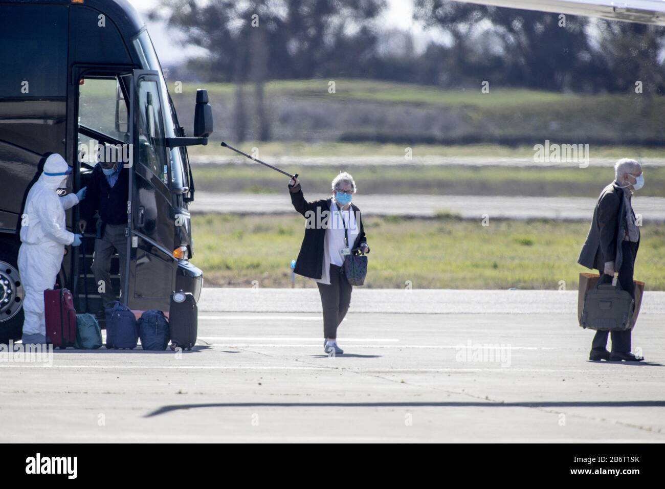 Oakland, Vereinigte Staaten. März 2020. Medizinisches Personal unterstützt Passagiere vom Kreuzfahrtschiff Grand Princess an Bord eines gecharterten Flugzeugs am Oakland International Airport in Oakland, Kalifornien am Mittwoch, 11. März 2020. Foto von Peter DaSilva/UPI Credit: UPI/Alamy Live News Stockfoto