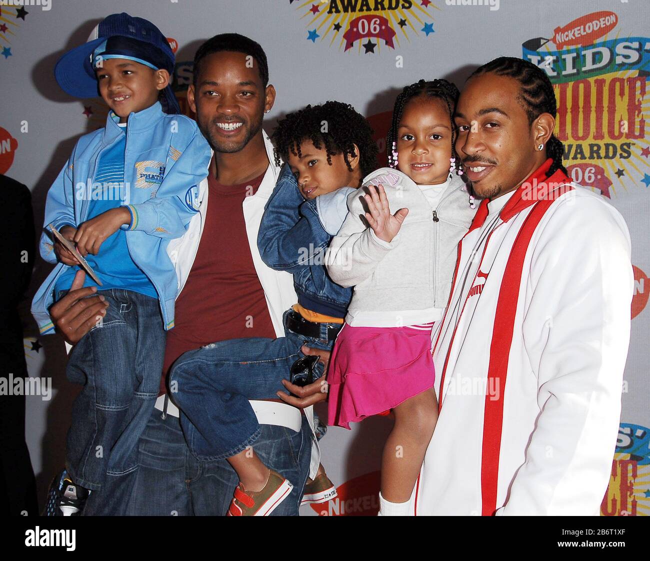 Will Smith, Kids Jaden and Willow und Chris 'Ludacris' Bridges und Tochter Karma bei den Nickelodeon's 19th Annual Kids' Choice Awards - Ankünfte im UCLA Pauley Pavilion in Westwood, CA. Die Veranstaltung fand am Samstag, 1. April 2006 statt. Foto von: SBM / PictureLux - Alle Rechte Vorbehalten - Aktenzeichen # 33984-2142SBMPLX Stockfoto