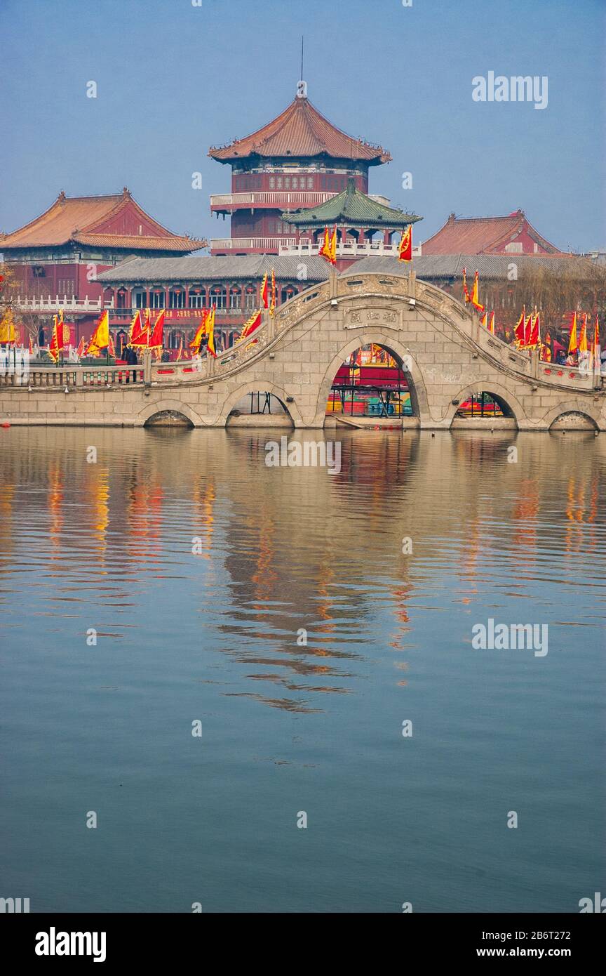 Steinerne Brücke und traditionelles Gebäude in Longting Park, Kaifeng, Provinz Henan, Volksrepublik China. Stockfoto
