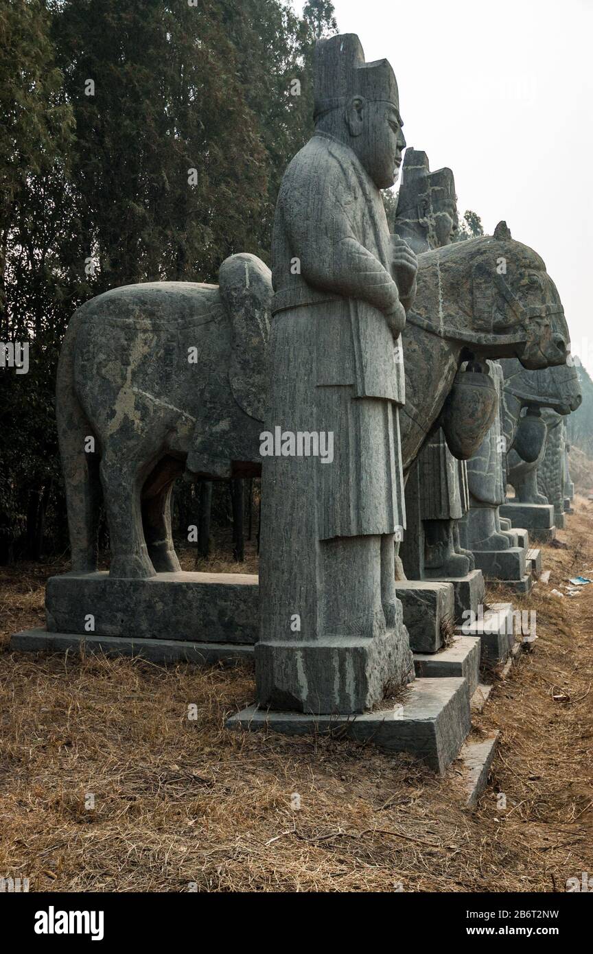 Der heilige Weg an der Nördlichen Song Kaisergräber in Gongyi mit Statuen von Beamten und Pferde. In der Provinz Henan, China. Stockfoto