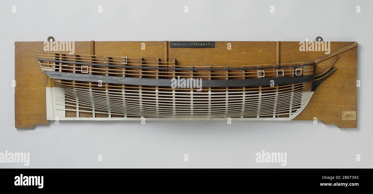 Halbmodell van een fregat van 32 Stukken Halbmodell einer Fregatte von 32 Stück Objektart: Schiffsmodell Halbmodell Hof Modellnummer: NG-MC-295 Aufschriften / Marken: Aufschrift, Oberzentrum, auf einem quadratischen schwarzen Metalletikett: "Fregat A 32 DOKUMENTE. N: C'etiket, unten rechts: "295", eine frühere Inventarnummer Beschreibung: Polychromes alberes Modell (Steuerbord) eines Dreimaster. Sechzehn Waffenanschlüsse verteilt über Geschutdek und Quarterdeck. Krampspiegel, hohler Wulf, keine Details von Zaun oder Seitengalerie; Rechtes Seitenruder quadratisches Ruder. An beiden Enden steigt die Seescape leicht an, ein Lagerholz und ein Stockfoto
