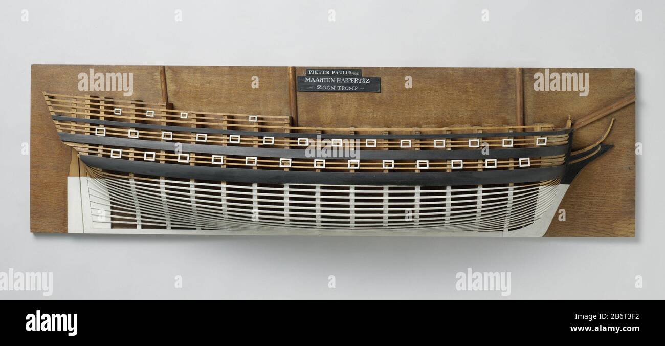 Halfmodel van een linieschip van 68 stukken Polychromed Silly Model (Steuerbord) eines Dreimaster. Ein dreißiggewehrter Hafen verteilte sich auf drei Decks; kein Vorfalldeck abgebildet. Krampspiegel, hohler Wulf, kein Zaun oder Seitengalerie; Rechtes Seitenruder quadratisches Ruder. Nach hinten hin ragen zwei Berghölzer und ein Reehout. Relativ flacher Rumpf. Maßstab 1:50 (abgeleitet) . Hersteller : Modellbauer: Anonymer Standort Herstellung: Niederlande Datum: CA. Physikalische Eigenschaften von 1720: Holzwerkstoff: Holztechnik: Polychromie Abmessungen: H 36 cm. B × 126,5 cm. D × 16,5 cm. ToelichtingHet Liner von 68 Stockfoto