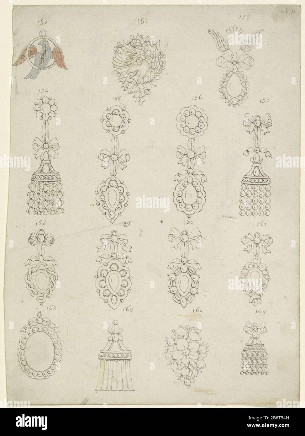 Bügel, Die fünfzehn Anhänger in verschiedenen Formen mit Vögeln, Blumenmotiven, Bogen und Perlen entwerfen, die Nummern 151 bis 165. Hersteller: Künstler: Anonymer Ort Herstellung: Frankreich (möglich) Datum: CA. 1.750 - ca. 2.880 Physische Merkmale: Stift in Grau und Braun, Bürste in grauem und blauem und rotem Kreidematerial: Kreidetechnik für Papiertinte: Stift-/Pinselabmessungen: Blatt: 266 mm × h 198 b mmToelichtingOnderdeel einer Serie von Zeichnungen: RP-T-1965-2 t/m 8. Betrifft: Anhänger, Trinket, "Breloque" Stockfoto