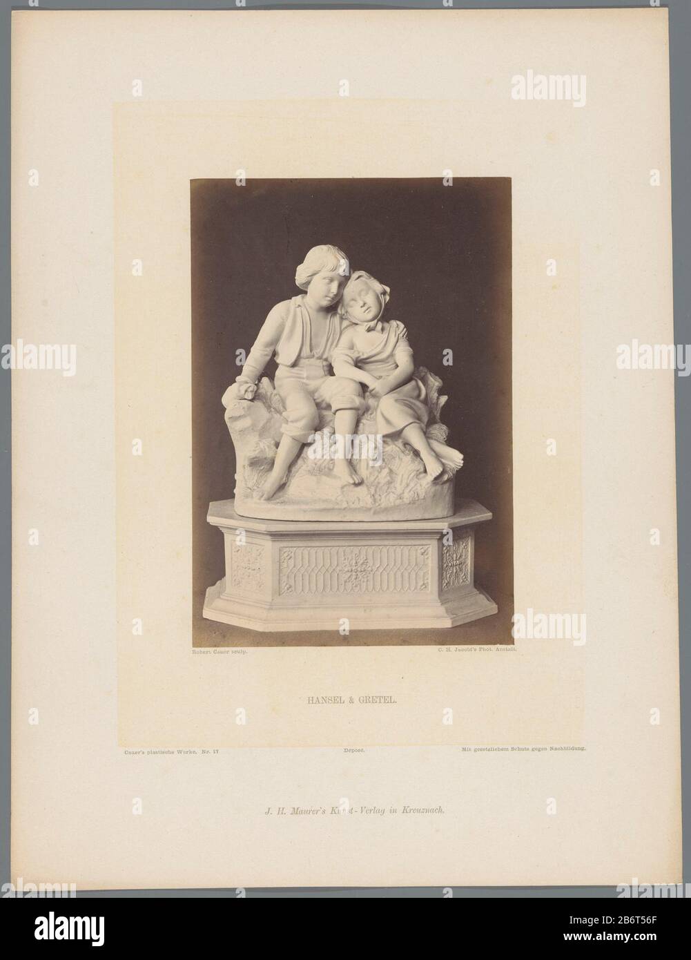 Hans en Grietje Tür Robert Cauer Hansel & Gretel (titel op object) Hansel und Gretel von Robert CauerHansel & Gretel (title object) Objekttyp: Fotos Artikelnummer: RP-F 00-9700 Aufschriften / Marken: Aufschrift, Rekto, gedruckt: "Robert Cauer sculp./Cauer's Plastic Werke . Nr. 17 Déposé. Mit gesetzlichem Schutz gegen Nachbildung' Hersteller : Fotograf: Carl Heinrich Jacobi (denkmalgeschütztes Gebäude) Herausgeber: JH Maurer (denkmalgeschütztes Gebäude) Datum: 1850 - 1900 Material: Papierkartontechnik: Albumdruckgrößen: Pappe: H 348 mm × W 266 mm Betreff: Skulpturen und SprookjesD Stockfoto