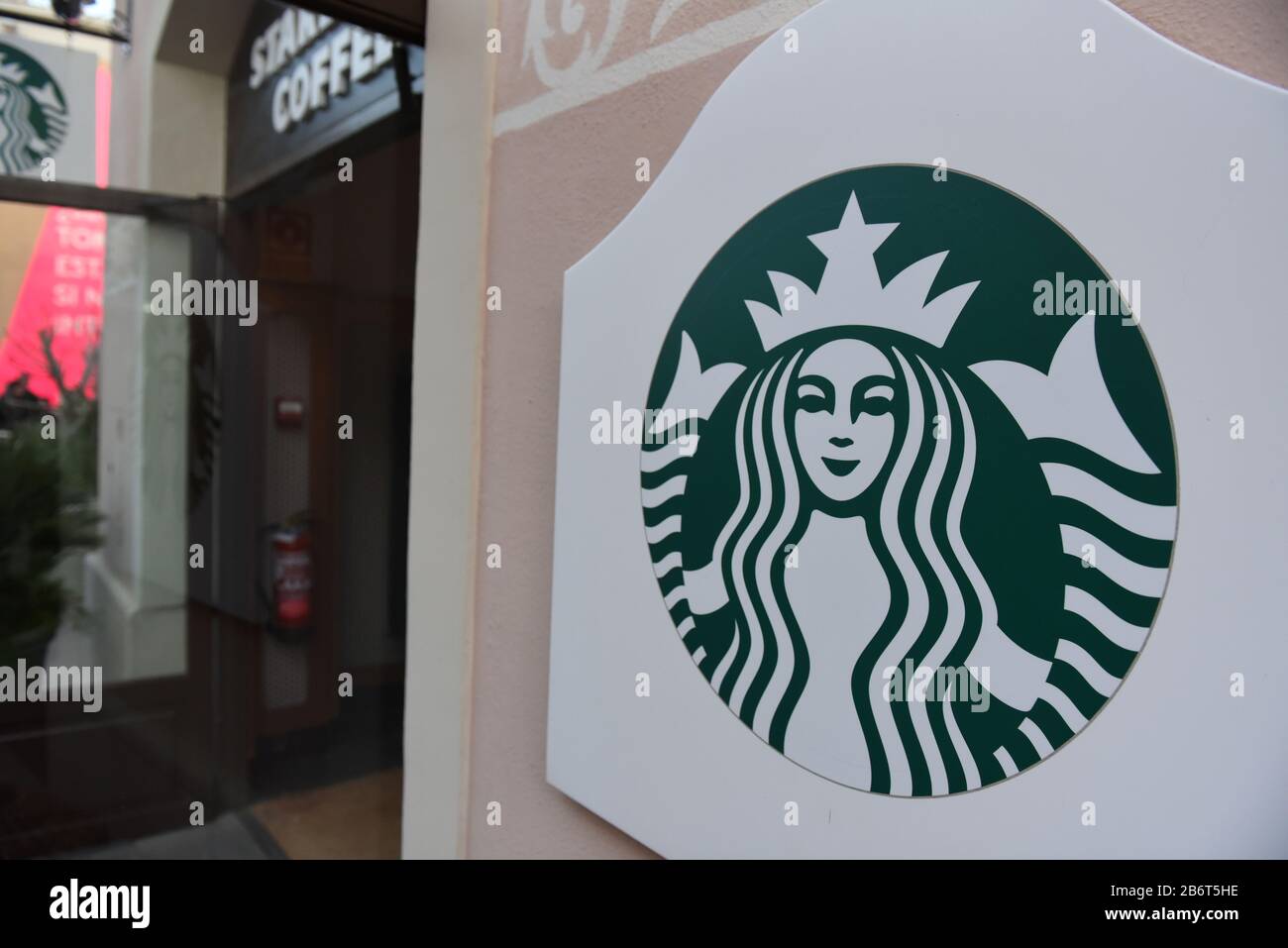 Ein Blick auf das Starbucks Coffee Logo. Stockfoto
