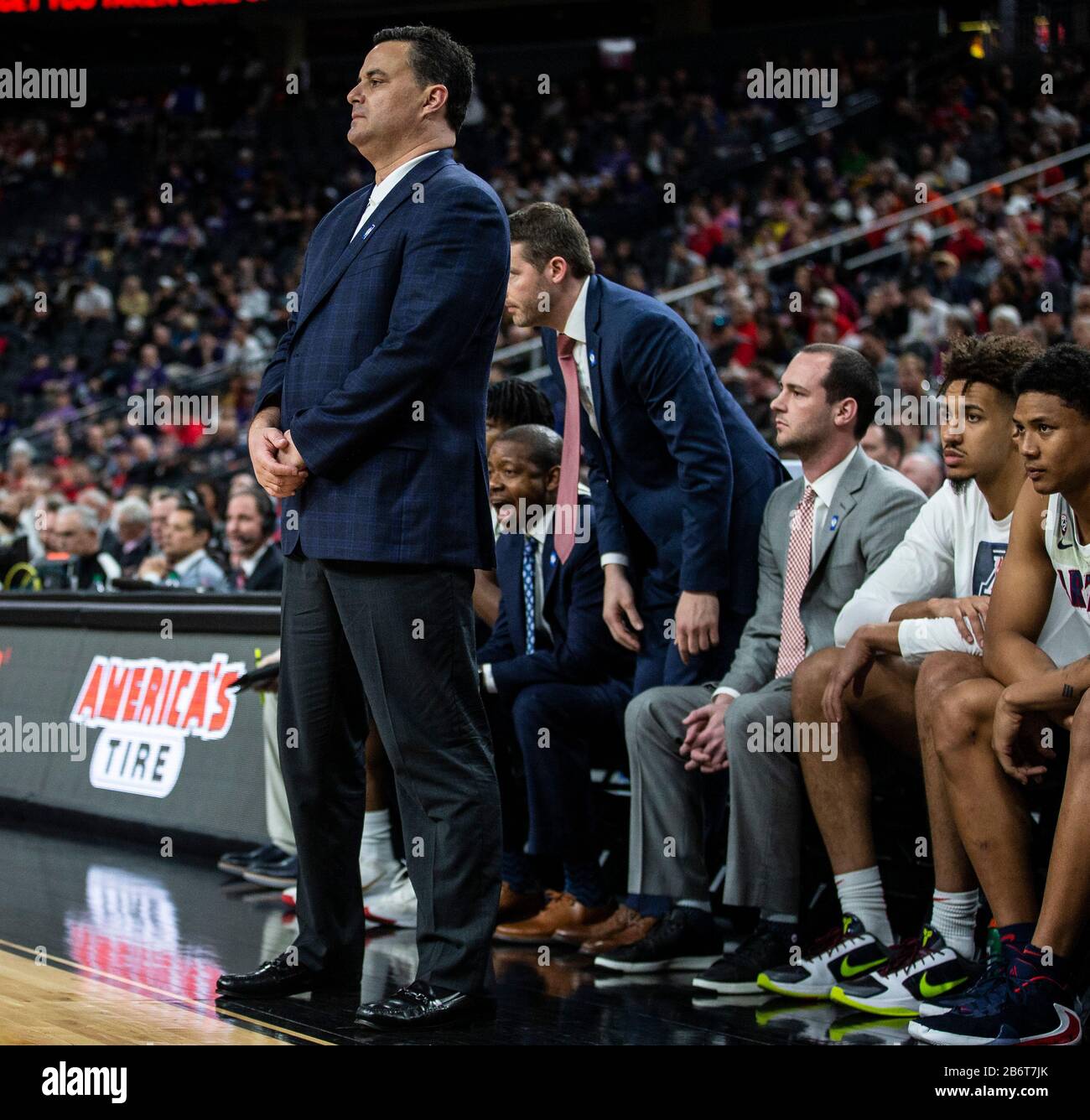 März 2020 Las Vegas, NV, USA Arizona Wildcats Cheftrainer Sean Miller Court Side während des NCAA Pac12 Herren Basketball Tournament zwischen Arizona Wildcats und den Washington Huskies 77-70 gewinnen in der T- Mobile Arena Las Vegas, NV. Thurman James/CSM Stockfoto