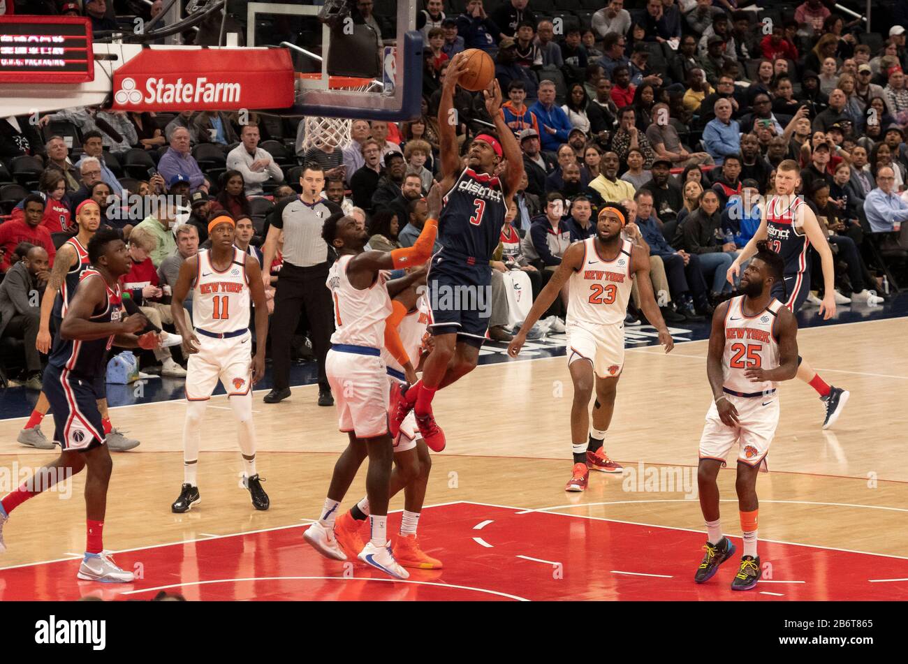 Das Spiel. März 2020. Washington Wizards Guard Bradley Beal (3) punktet im vierten Viertel des Spiels gegen die New York Knicks in der Capital One Arena in Washington, DC am 10. März 2020. Die Wizards gewannen das Spiel 122-115. New York Knicks Guard Frank Ntilikina (11), Forward Bobby Portis (1), Center Mitchell Robinson (23) und Guard Reggie Bullock (25) verteidigen das Stück.Credit: Ron Sachs/CNP (EINSCHRÄNKUNG: Keine Zeitungen oder Zeitungen aus New York oder New Jersey im Umkreis von 75 Meilen von New York City) weltweite Nutzung Credit: Dpa / Alamy Live News Stockfoto