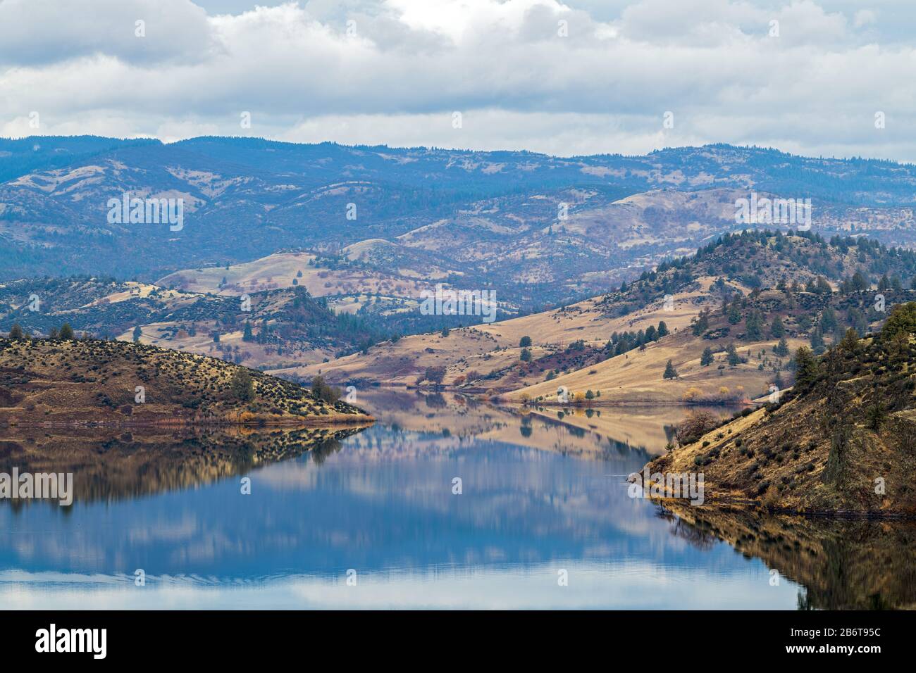 Das Reservoir am Iron Gate Dam in der Nähe von Hornbrook, Kalifornien, USA Stockfoto