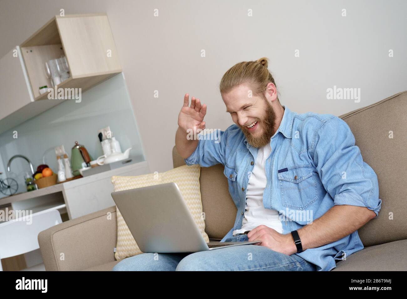 Junger glücklicher Mann moderner Laptop Chat Online-Welle Hallo Video Anruf von zu Hause. Stockfoto