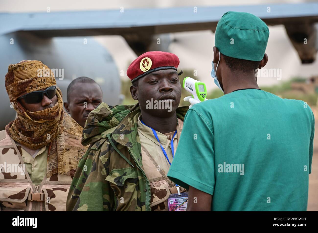 Ein Soldat Der Forces Armées Tchadiennen wird bei der Ankunft in Kaedi, Mauretanien, von einem medizinischen Offizier der Armée Nationale Mauritanienne für Coronavirus aussortiert. Stockfoto