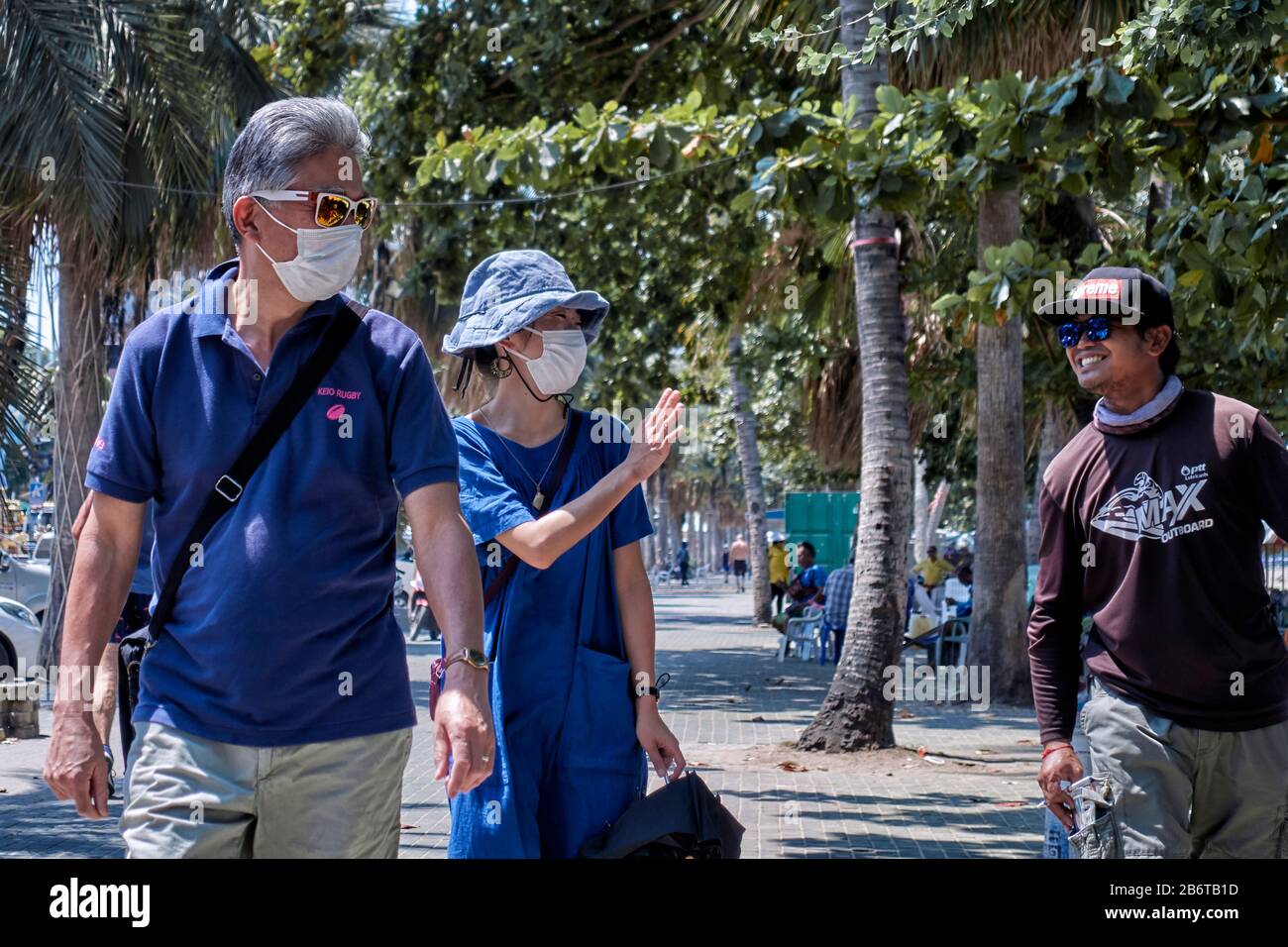 Coronavirus-Maske; Menschen, die Gesundheit tragen und Gesichtsmasken vor der Bedrohung durch die Coronavirus-Grippe im Jahr 2020 schützen; COVID-19 Stockfoto