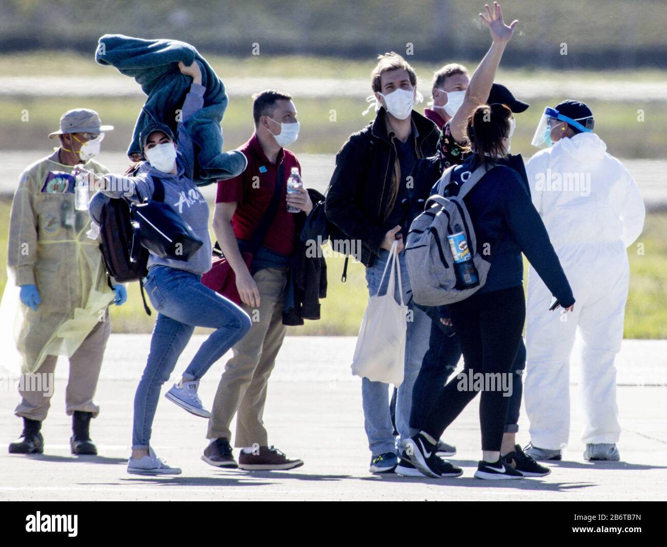 Oakland, Vereinigte Staaten. März 2020. Passagiere des Kreuzfahrtschiffs Grand Princess reagieren auf die Medien, als sie am Mittwoch, den 11. März 2020, ein gechartertes Flugzeug am Oakland International Airport in Oakland, Kalifornien einsteigen. Foto von Peter DaSilva/UPI Credit: UPI/Alamy Live News Stockfoto