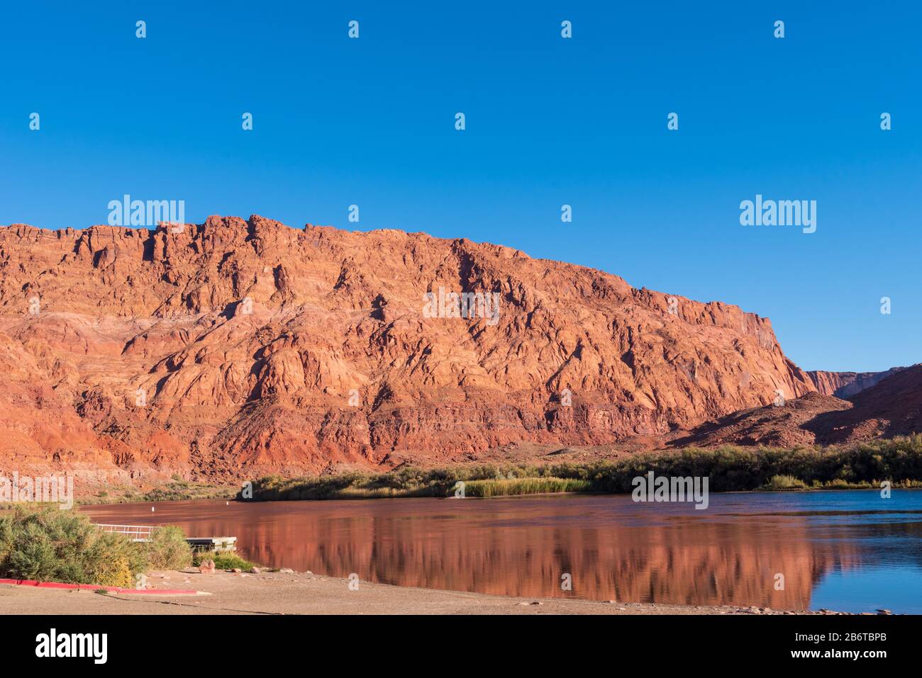 Landschaft eines rosafarbenen Steinhügels und des Colorado River bei Lees Ferry im Marble Canyon, Glen Canyon National Recreation Area in Arizona Stockfoto