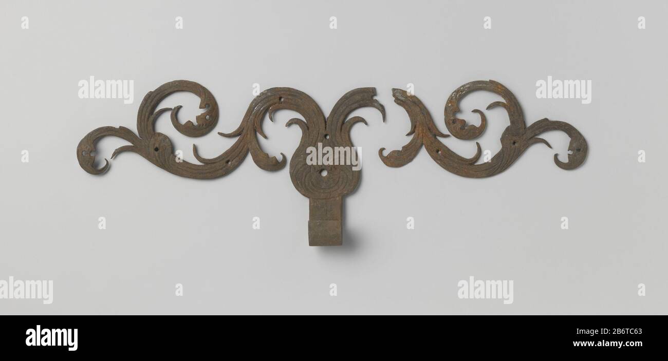 Hengsel van vertind ijzer traf auf den Bladmotieven Hengsel van vertind ijzer. Onderaan een Grote, ronde Opening van een scharnier met daaraan een ronde aanzet. Van daaruit ontspringen twee symmetrische Bladmotieven, die naar het eine de toe splitsen. Hersteller: Anoniem dating: 1600 - 1800 Physikalische Kenner: Komt overeen met BK-NM-8784-D Material: IJzer tin Techniek: Workelen / Drijven / Ciseler / vertinnen Abmessungen: H 2,5 cm. × b 22,6 cm. × d 17 cm. Stockfoto