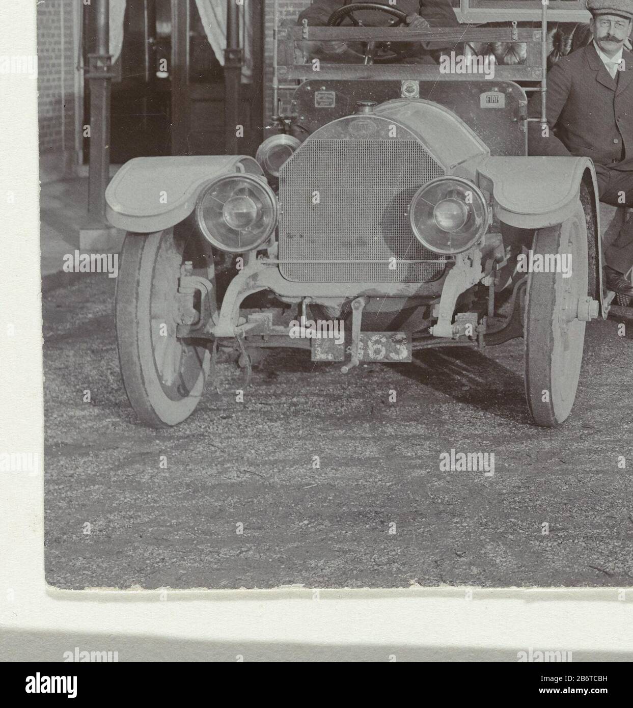 Henry Pauw van Wieldrecht op de treeplank van zijn eerste Auto (achter het stuur de chauffeur, rechts twee onbekende mannen) Henry Peacock Wer: Ldrecht auf der Lauffläche seines ersten Autos (hinter dem Rad der Fahrer, rechts zwei unbekannte Männer) Immobilientyp: Fotos Artikelnummer: RP-F 2007-22 Aufschriften/Marken: Anmerkung, Verso, geschrieben in Stift: "Henk Pauw's / First / Auto" Hersteller: Fotograf: Unbekannter Ort Herstellung: Die Niederlande Datum: 1906 - 1912 Physische Eigenschaften: Dolchcollodiumzilverdruk auf Fotopapier auf Karton: Fotopapier Papier, cardboar Stockfoto