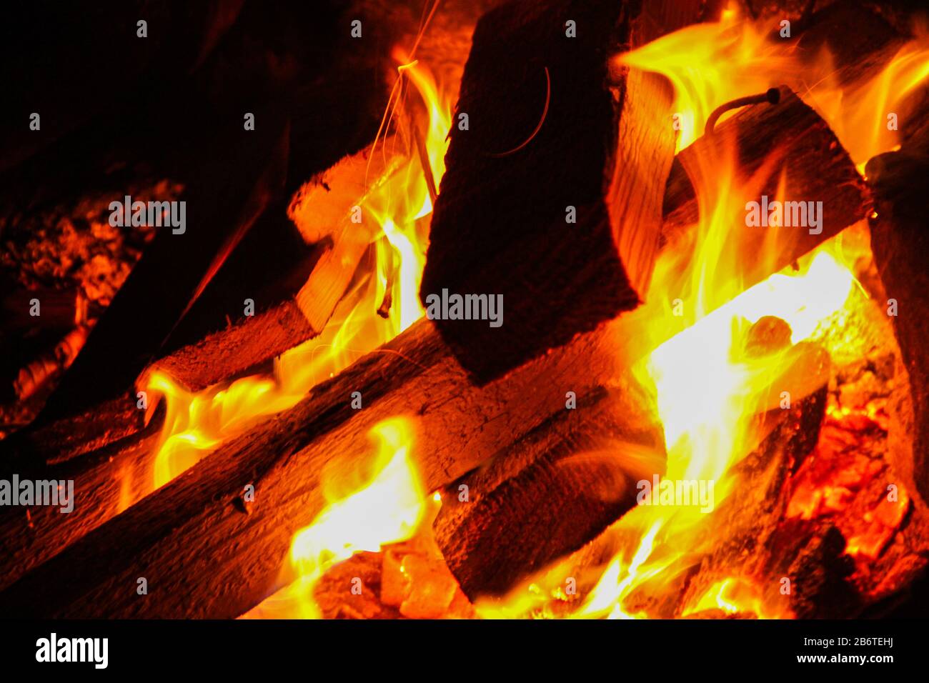 Makroschuss brennenden Brennholzes mit offener Flamme. Feuer geschlossen Stockfoto