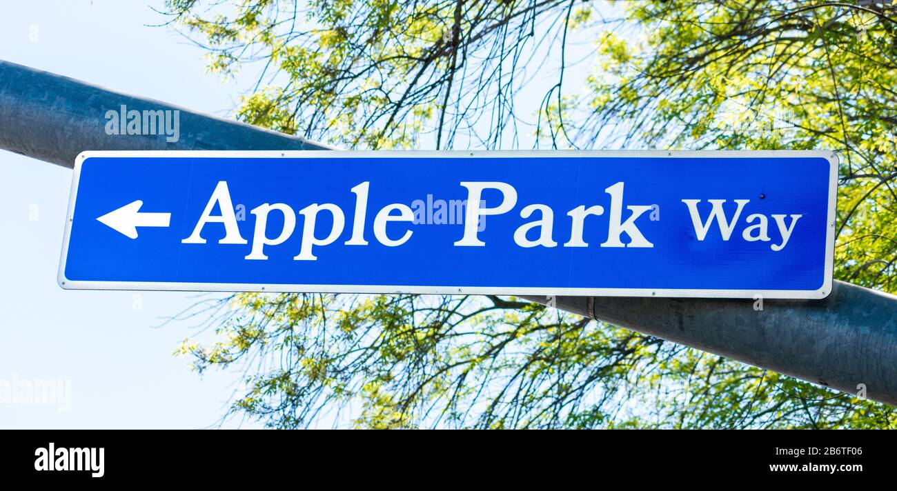 Das Schild "Apple Park Way" weist Besucher zum Apple Park. Der Campus ist die Unternehmenszentrale von Apple Inc., die sich auf Einem Apple Park Way befindet Stockfoto