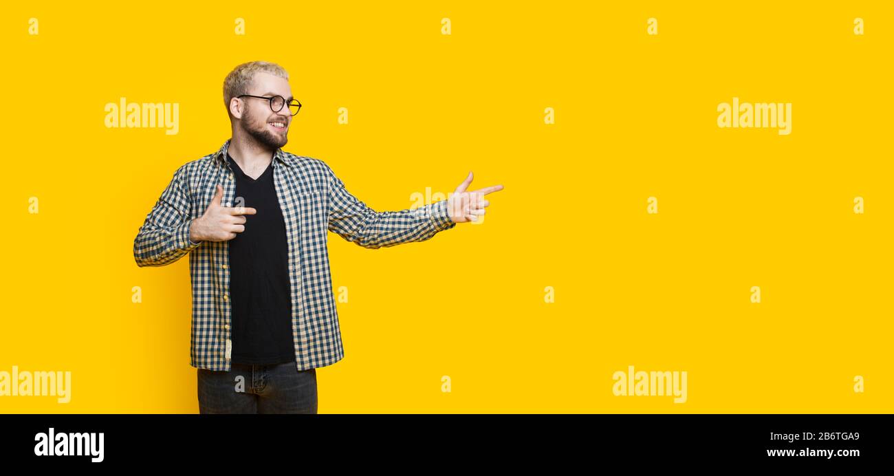 Blonder Kaukasischer Mann Mit Bart Zeigt Beim Blick Durch Brillen Auf Den Gelben Freiraum In Seiner Nahe Stockfotografie Alamy