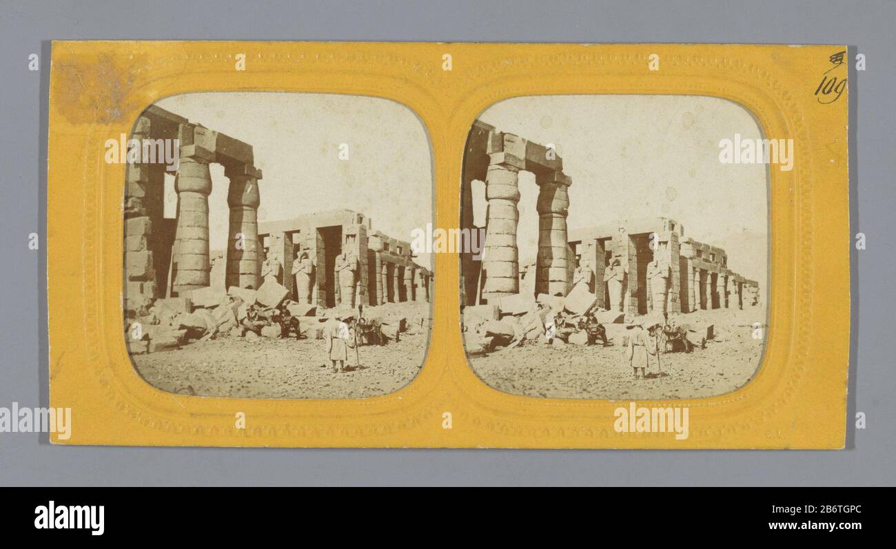Das Ramesseum in Luxor, Qina, Ägypten-Tempel von Ramseion. Theben (Ägypten) / Temple de Ramseion, Theben (Titelobjekt) Objekttyp: Stereofoto (Gewebe) Artikelnummer: RP-F09273 Aufschriften / Marken: Nummer, rechts rechts handschriftlich "109'Monogramm, rechts unten, geprägt:' EL 'Manufacture Vervaardiger: Fotograf: Anonymer Standorthersteller: Qinā dating: 1858 - 1875: Physikalische Eigenschaften: Albumindruck, montiert auf handfarbenem Transparentpapier; zwischen eingeprägtem Pappmaterial: Fotopapier, Papierpappe Technik: Albumindruck / Handfarbenmessungen: Sekundäres Ca Stockfoto