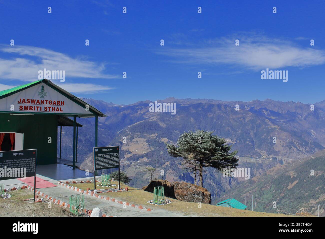Jaswantgarh smriti sthal mit alpiner Landschaft. Dieses Kriegsdenkmal ist ein beliebter Touristenort in tawang, arunachal pradesh, indien Stockfoto