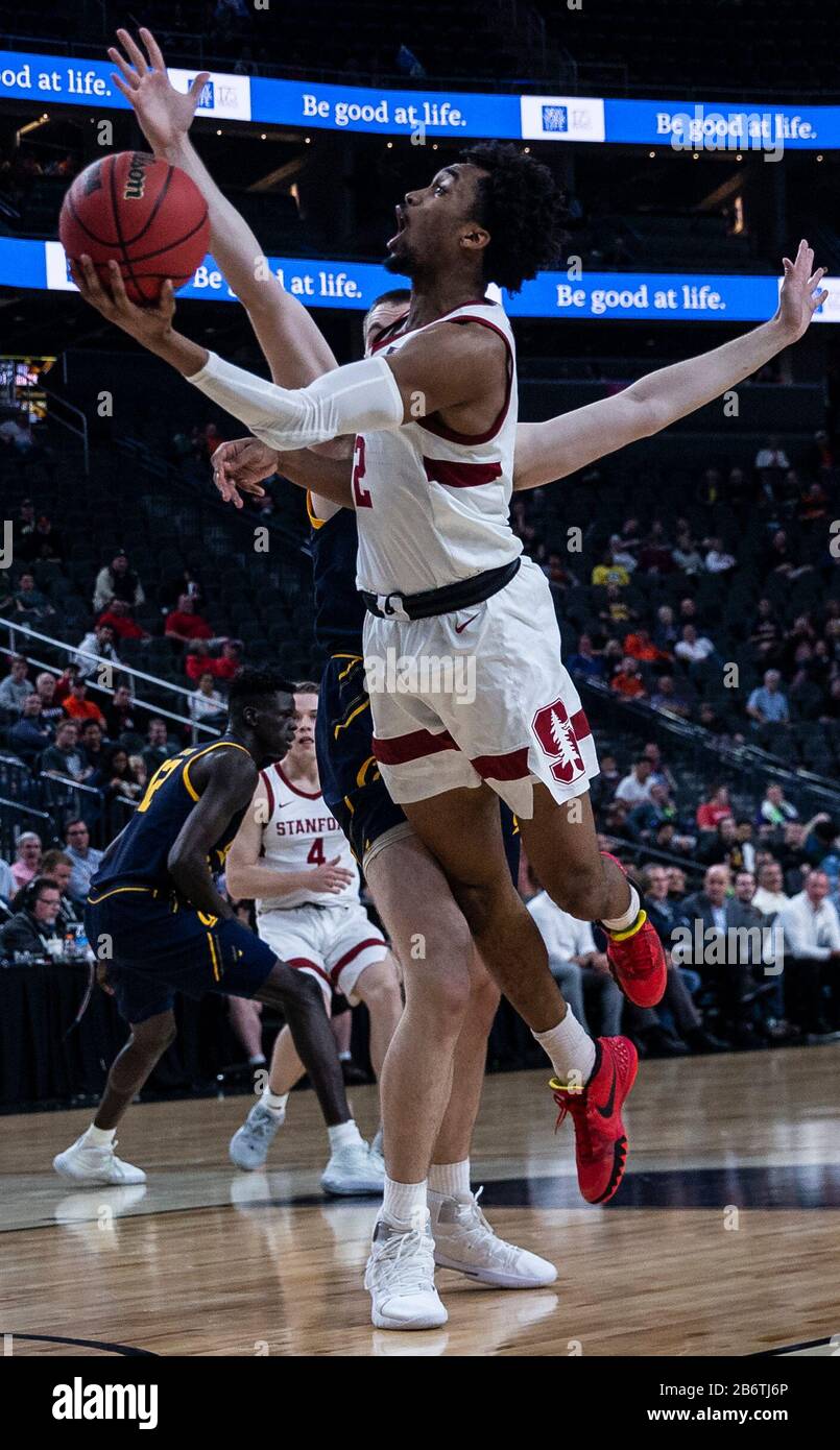 11. März 2020 Las Vegas, NV, USA Stanford Cardinal Guard Bryce Wills (2) fährt während des NCAA Pac12 Männer Basketball Turniers zwischen Stanford Cardinal und den California Golden Bears 51-63 verloren in der T- Mobile Arena Las Vegas, NV. Thurman James/CSM Stockfoto