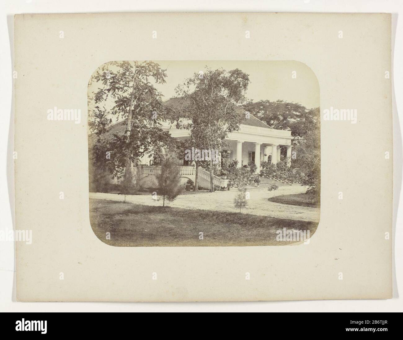 Het huis van een welgestelde Surabayaan Das Haus eines reichen Surabayaan von der Seite mit der breiten Treppe sehr viele Töpfe mit vielen Pflanzen. Teil des Albums, das von dem Soerabayasche Verband der Zuckerhersteller in Frederick Beyerinck, Resident von Soerabaja, angeboten wird. Hersteller : Fotograf: Herman Salzwedelopdrachtgever: Soerabayasche Vereinigung des Zuckerherstellers Ort Herstellung: Surabaya dating: 1876 - 1884Physikalische Merkmale: Albumindruckmaterial: Papiertechnik: Albumin Druckgröße: H 22,3 cm. B × 27,8 cm. Betrifft, Wenn: Zwischen Den Jahren Von 1876 Und 1884A Stockfoto