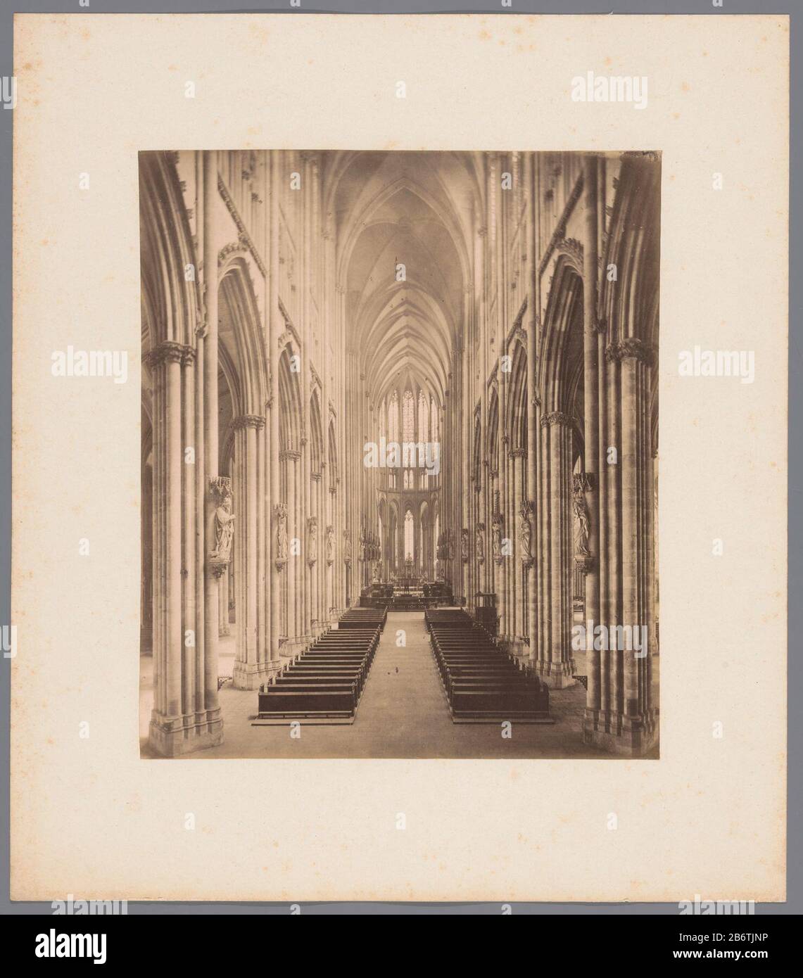 Het interieur van de Dom van Keulen Das Innere Des Kölner Doms Objektart: Fotos Artikelnummer: RP-F18380 Aufschriften / Marken: Aufschrift verso, geschrieben "37 Mittwoch, 29. Juli Cölner Dom" Hersteller: Fotograf: Anonymer Ort Herstellung: Unbekannt Datum: CA . 1880 - c 1910 Physikalische Merkmale: Albumindruckmaterial: Papierkartontechnik: Albumindrucke Abmessungen: Foto: H 234 mm × W 200 mmblad: H 322 mm × W 298 mm Betreff: Innenraum der Kirche wo: Dom Stockfoto